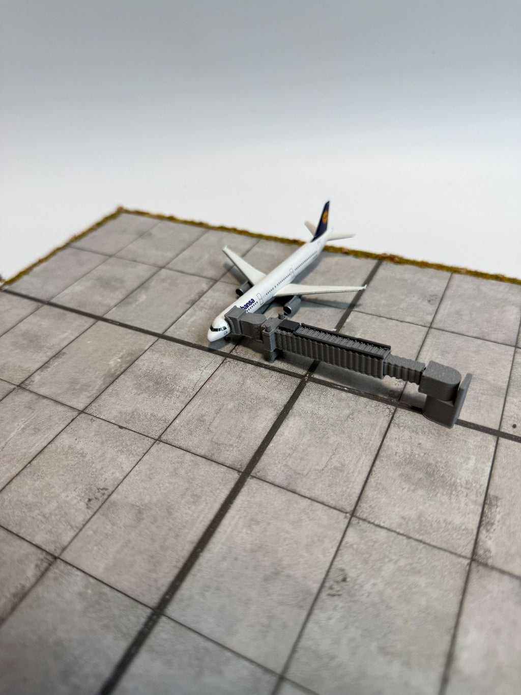 für Herpa Wings 1:500 / 1:400 5x Fluggastbrücken Jet bridges Gangways Zubehör