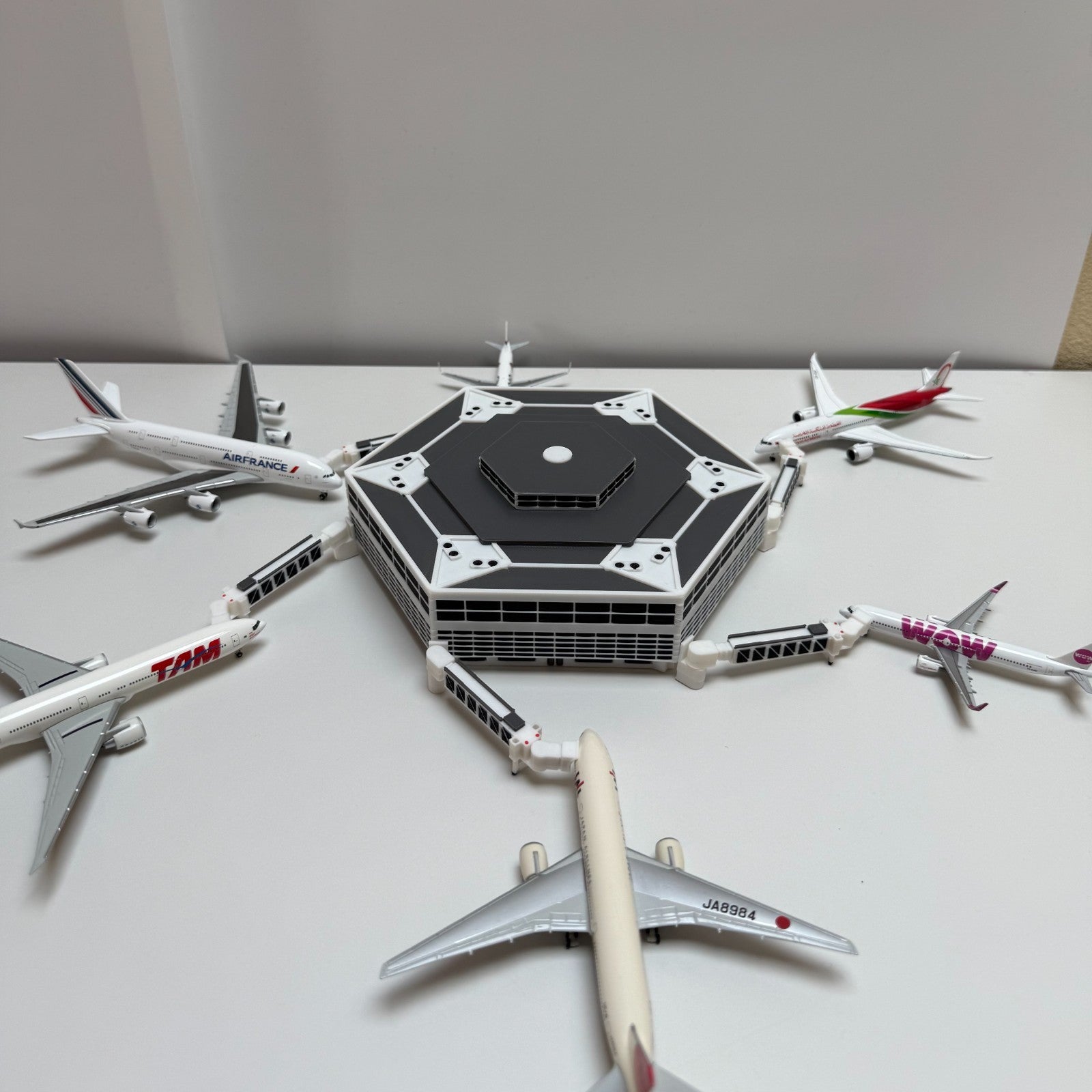 für Herpa Wings 1:500 / 1:400 Hexagon Terminal + Jet bridges Flughafen Airport