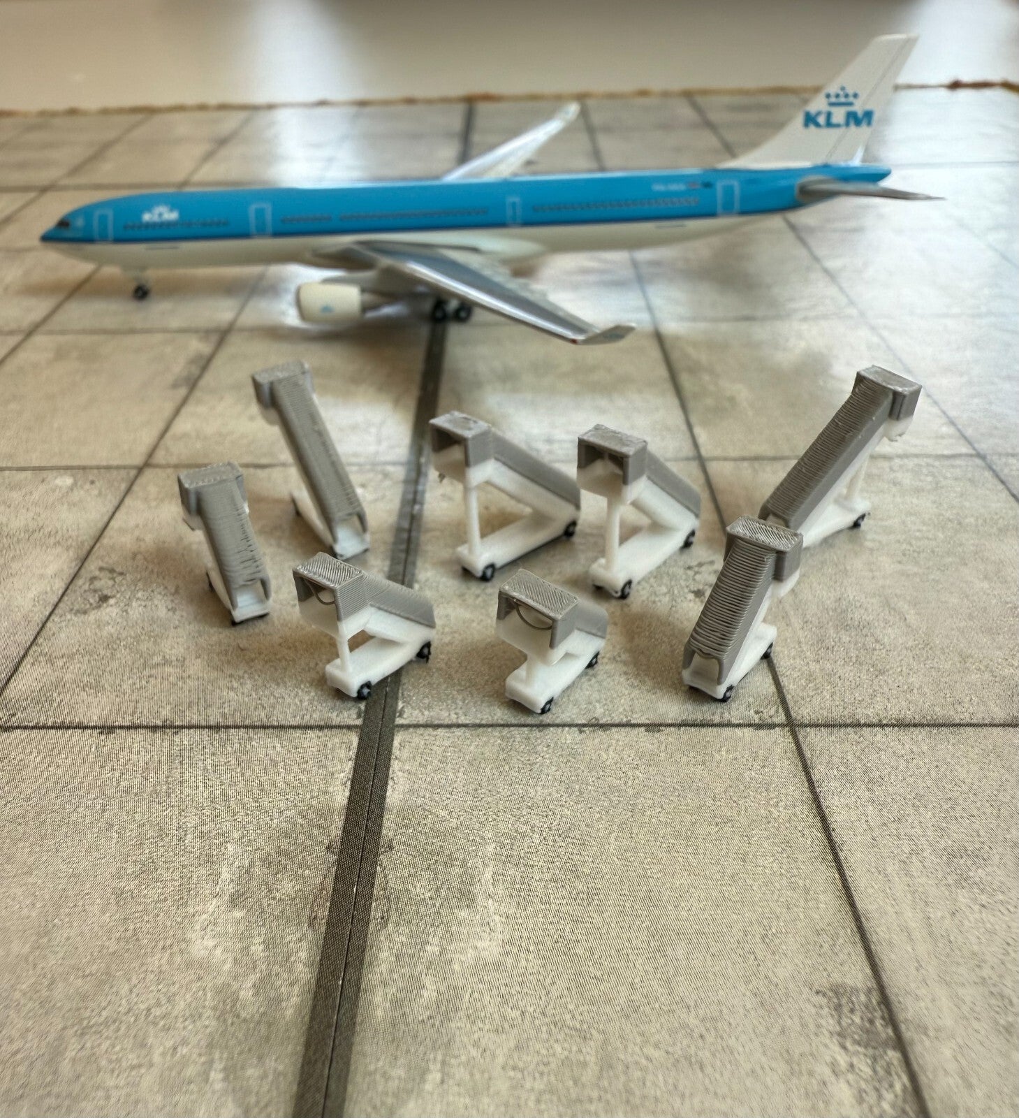 für Herpa Wings 1:500 / 1:400 10x Fluggasttreppen Dach Stairs GSE / Airport