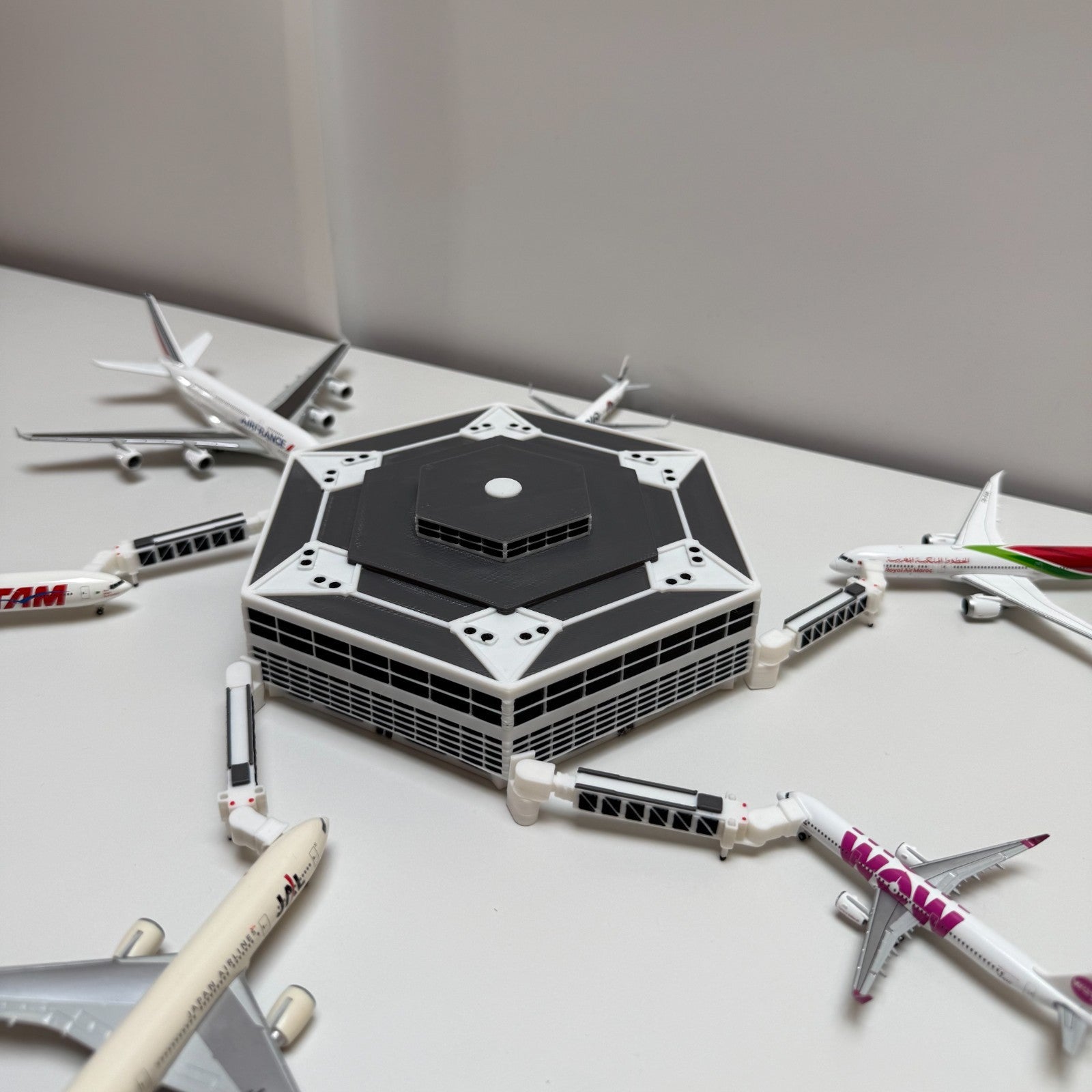 für Herpa Wings 1:500 / 1:400 Hexagon Terminal + Jet bridges Flughafen Airport