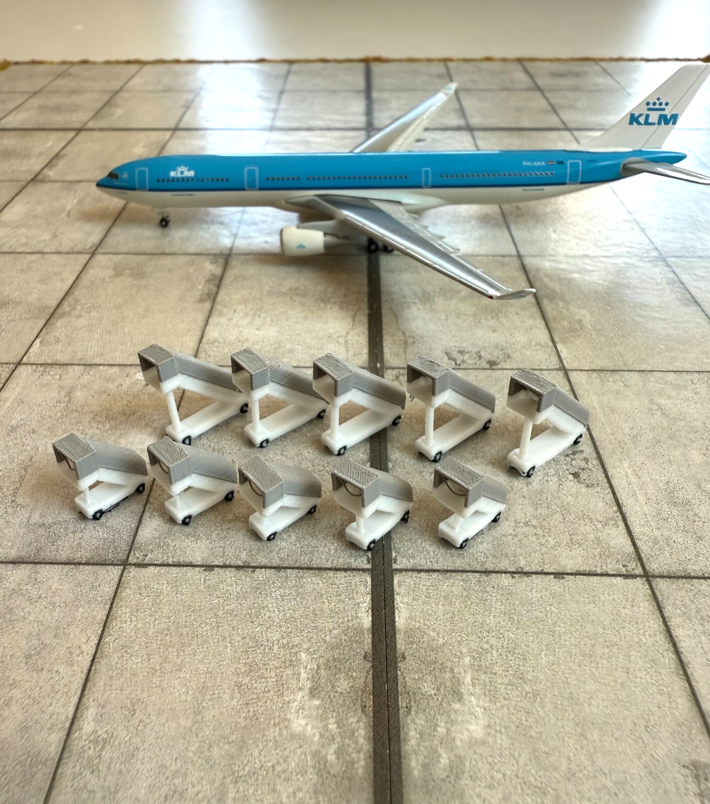 für Herpa Wings 1:500 / 1:400 10x Fluggasttreppen Dach Stairs GSE / Airport