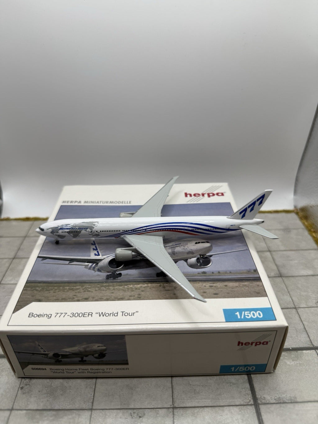 Herpa Wings 1:500 Boeing House Colours World Tour 777-300ER