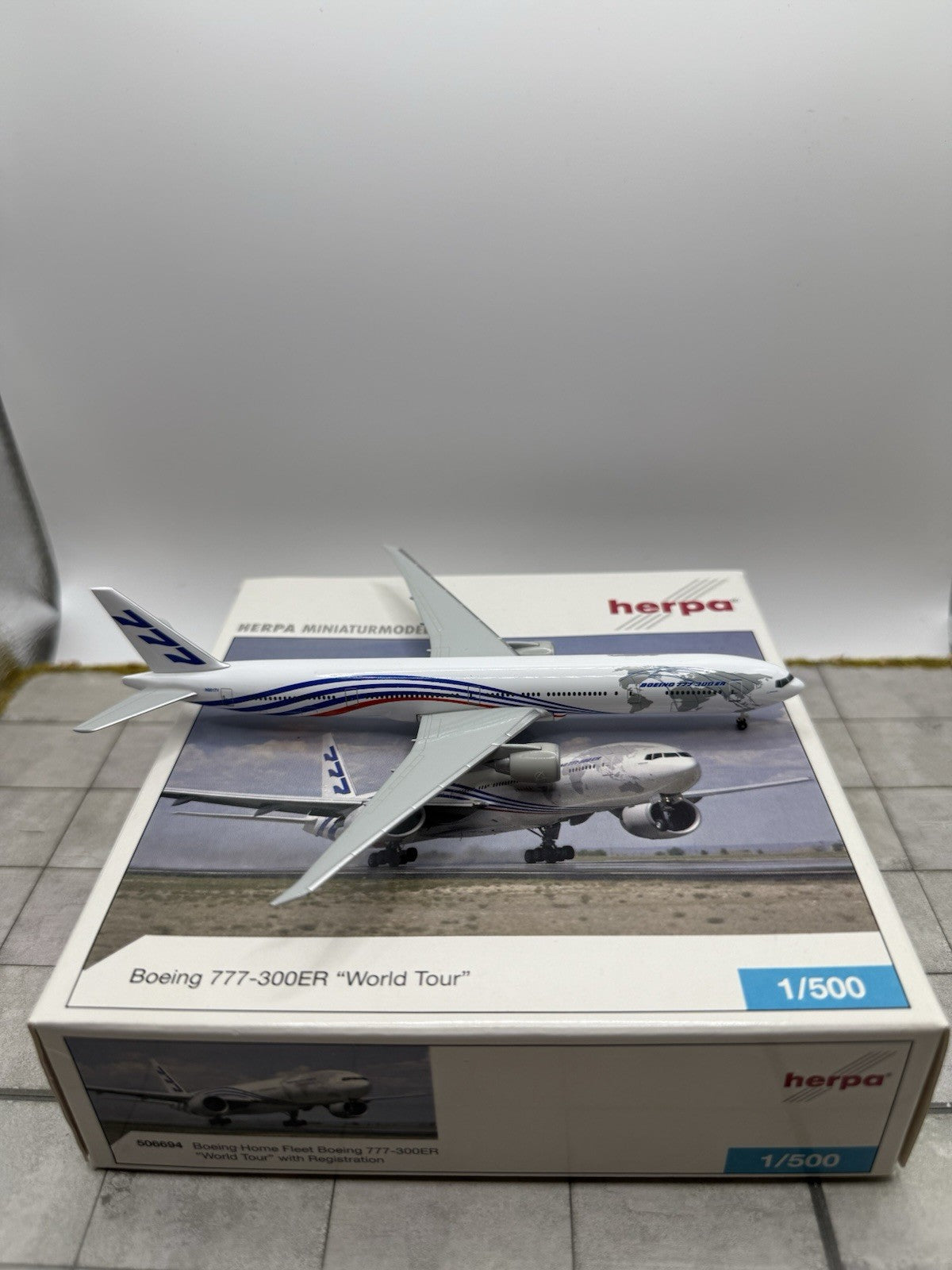 Herpa Wings 1:500 Boeing House Colours World Tour 777-300ER
