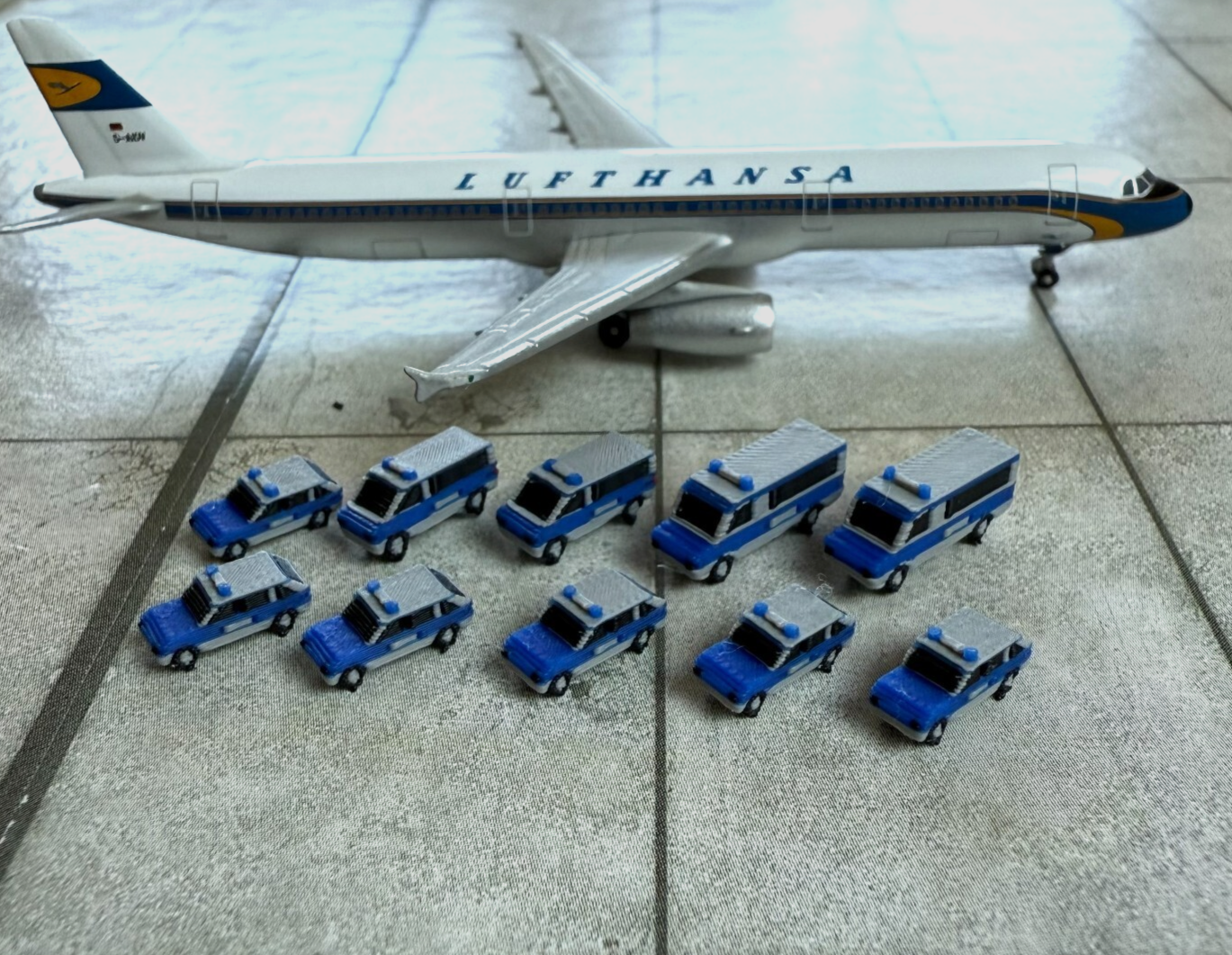 für Herpa Wings 1:500 /  1:400 10x Polizei Autos Police Cars GSE  / Airport