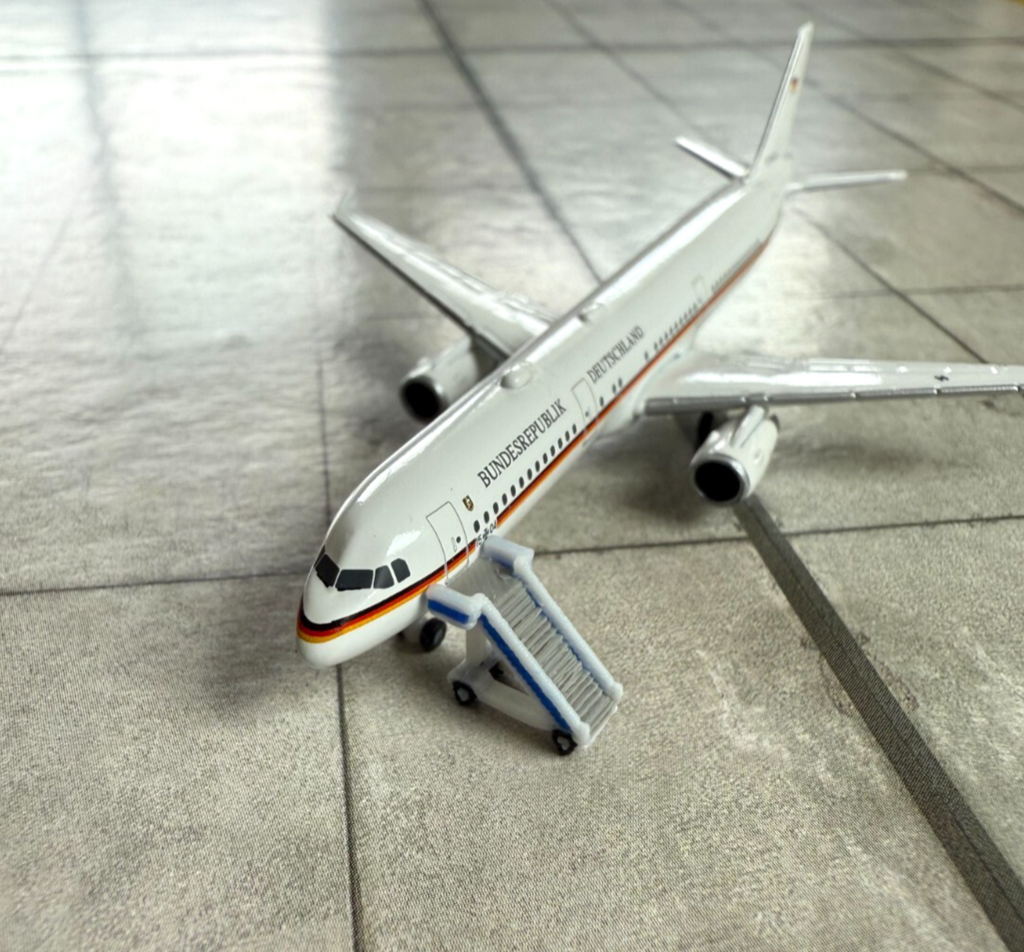 für Herpa Wings 1:500/ 1:400 10x Fluggasttreppen Stairs GSE / Airport