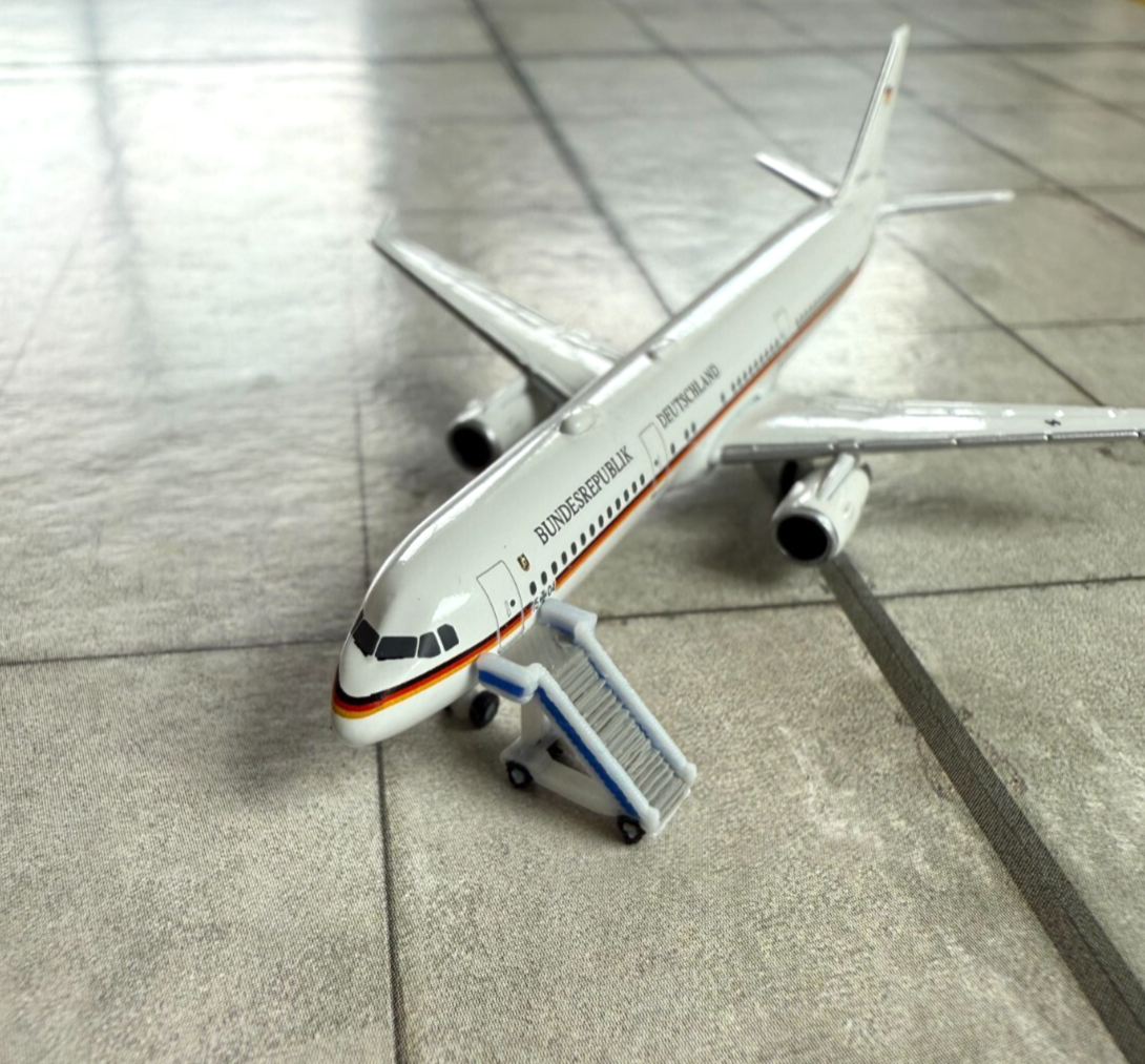 für Herpa Wings 1:500/ 1:400 10x Fluggasttreppen Stairs GSE / Airport