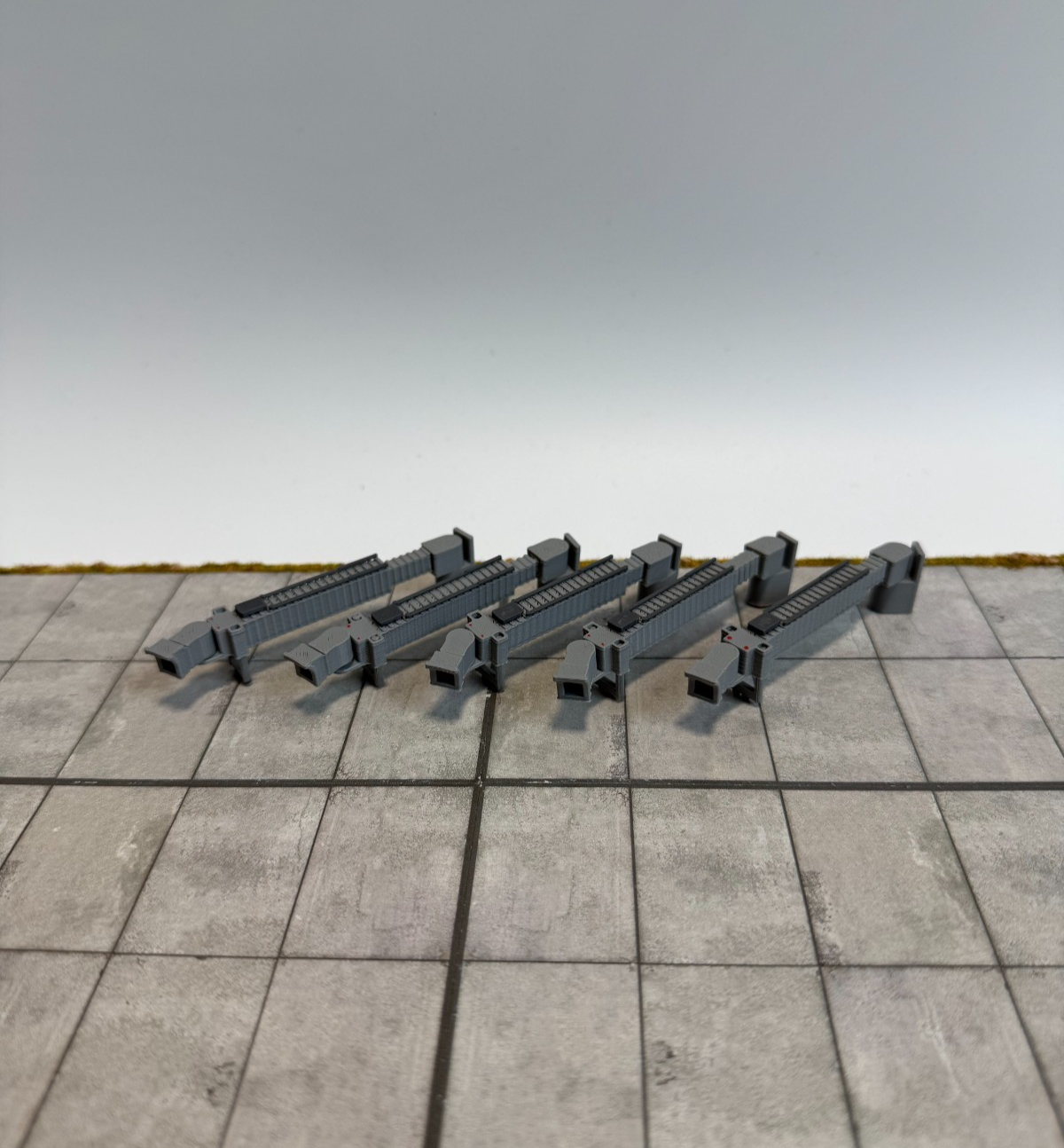 für Herpa Wings 1:500 / 1:400 5x Fluggastbrücken Jet bridges Gangways Zubehör