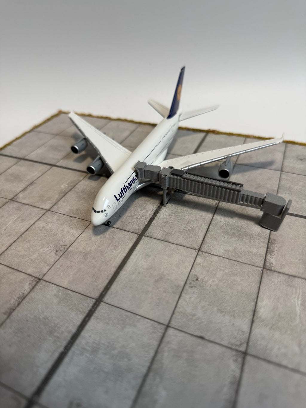 für Herpa Wings 1:500 / 1:400 5x Fluggastbrücken Jet bridges Gangways Zubehör