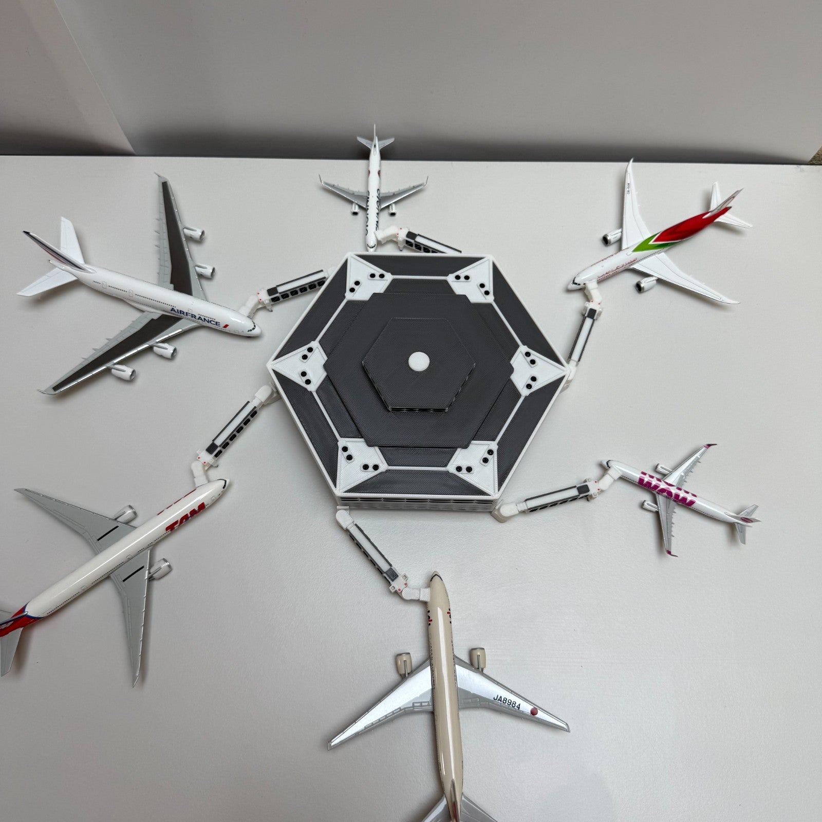 für Herpa Wings 1:500 / 1:400 Hexagon Terminal + Jet bridges Flughafen Airport