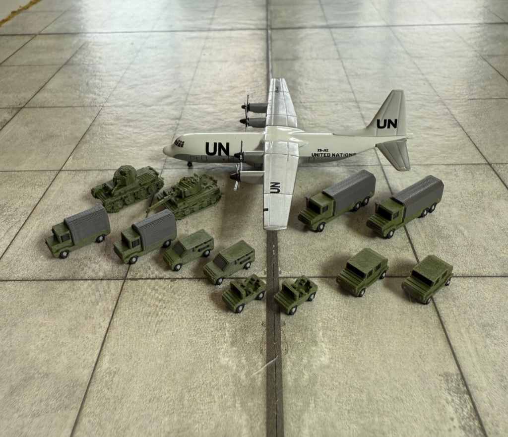 für Herpa Wings 1:500 /  1:400 12x Military vehicles Militär SWAT GSE / Airport