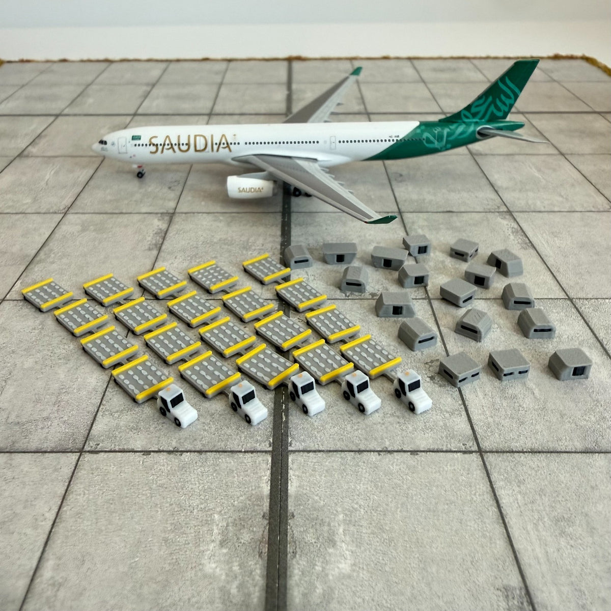 für Herpa Wings 1:500 / 1:400 5x Cargo Trolleys Tug & Cart + Container