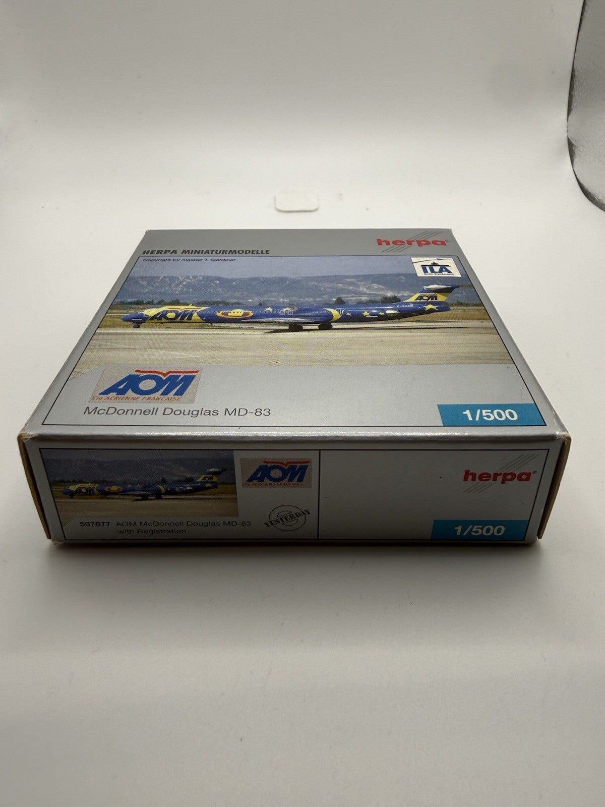Herpa Wings 1:500 AOM MD-83