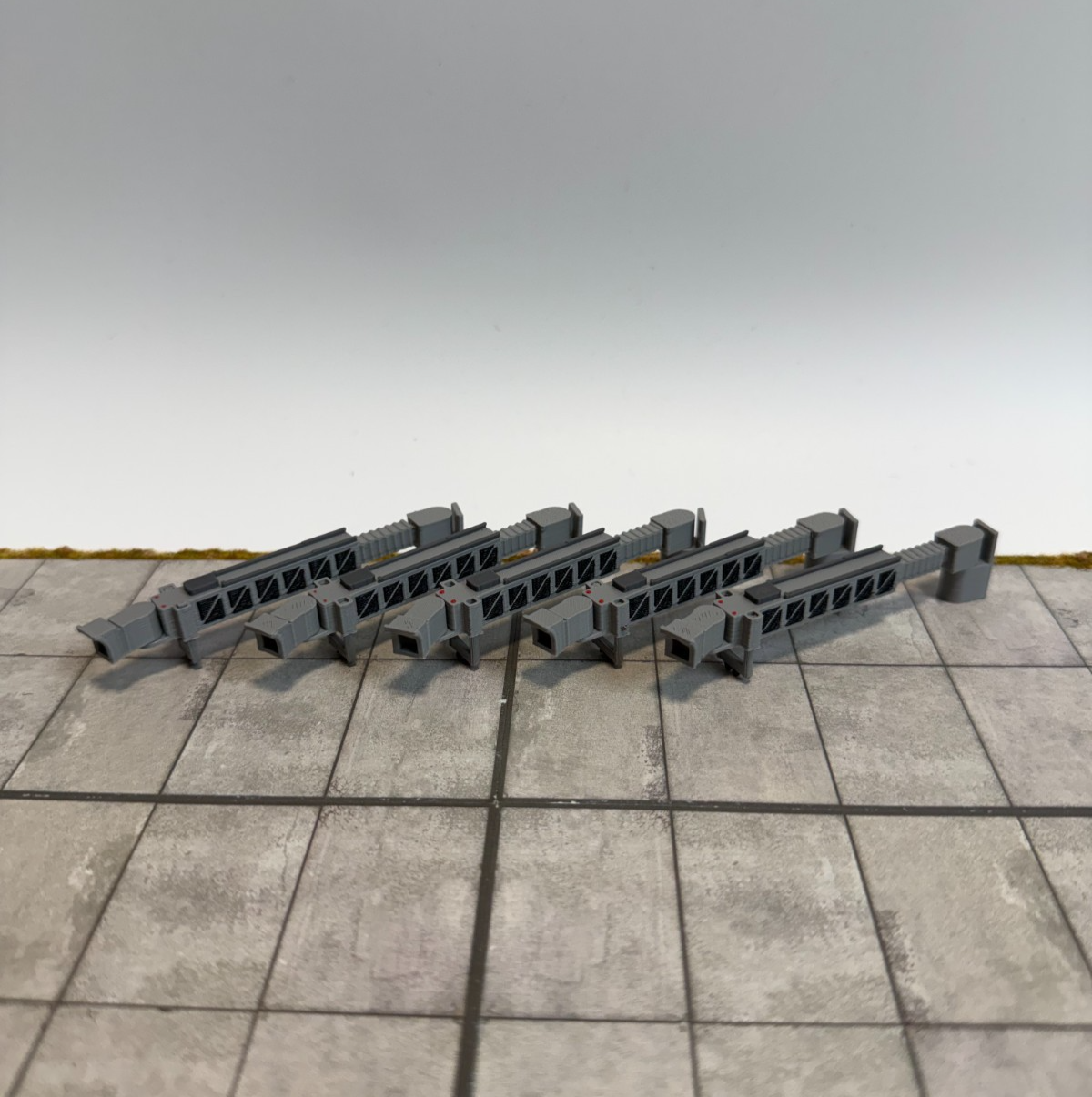 für Herpa Wings 1:500 / 1:400 5x Fluggastbrücken Jet bridges Gangways Zubehör