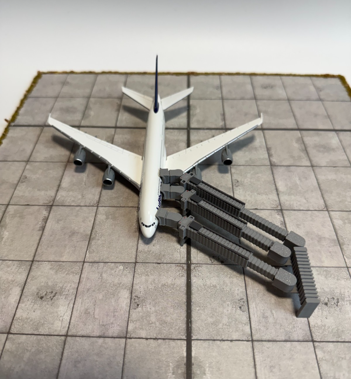 für Herpa Wings 1:500 / 1:400 5x Fluggastbrücken Jet bridges Gangways Zubehör