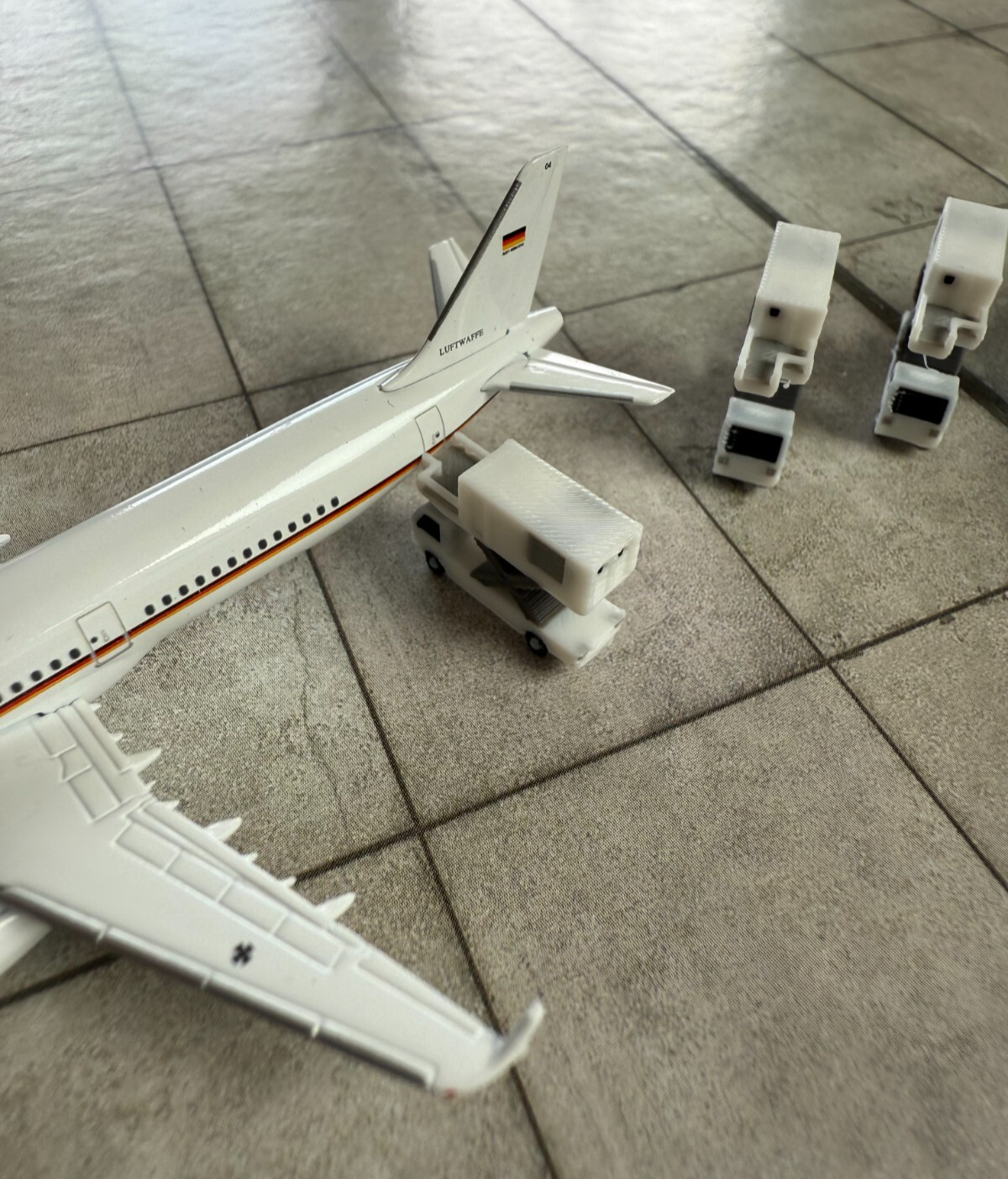 für Herpa Wings 1:500 / 1:400 10x Catering vehicles  GSE / Airport Accessoires