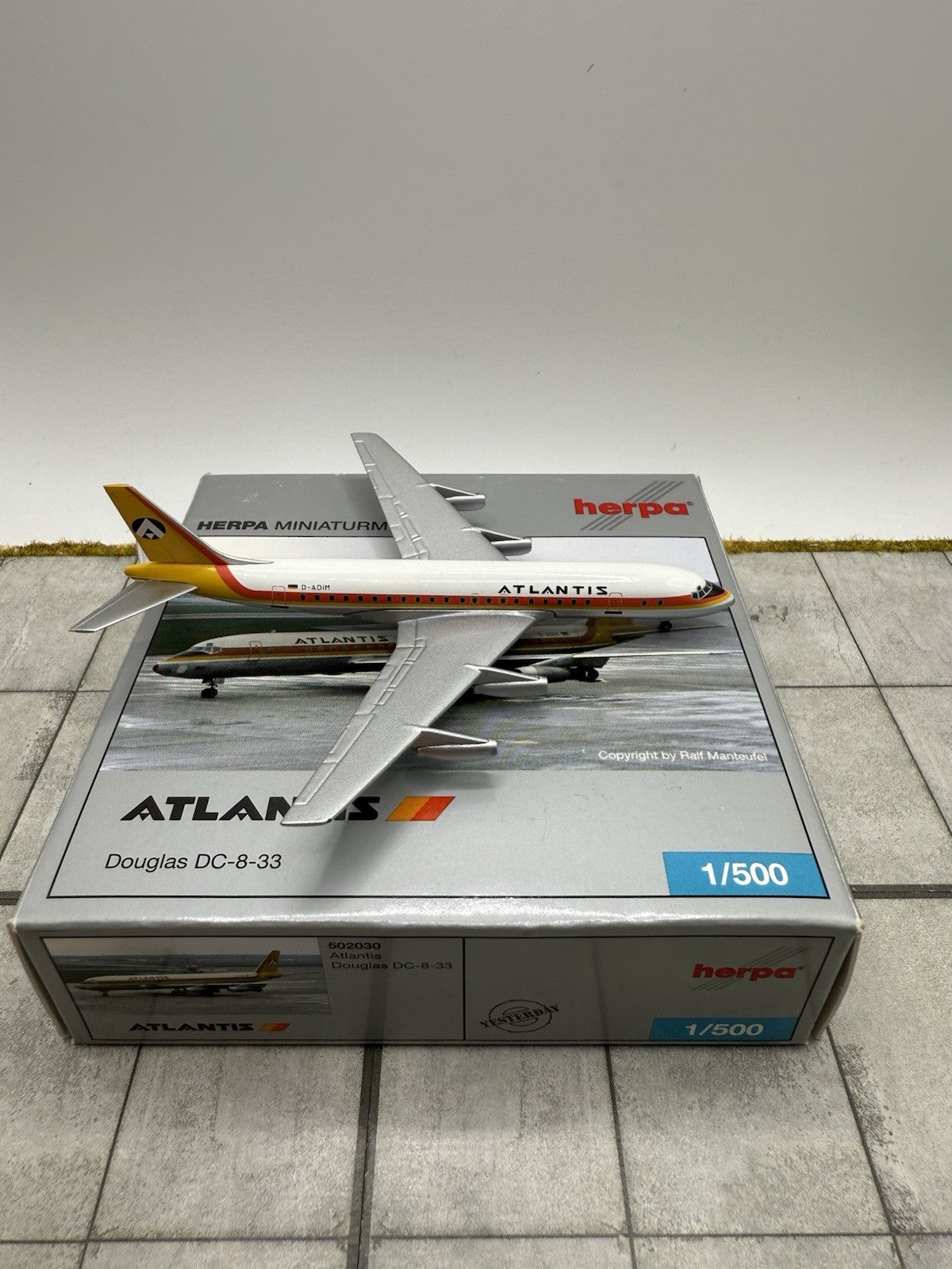 Herpa Wings 1:500 Atlantis DC-8