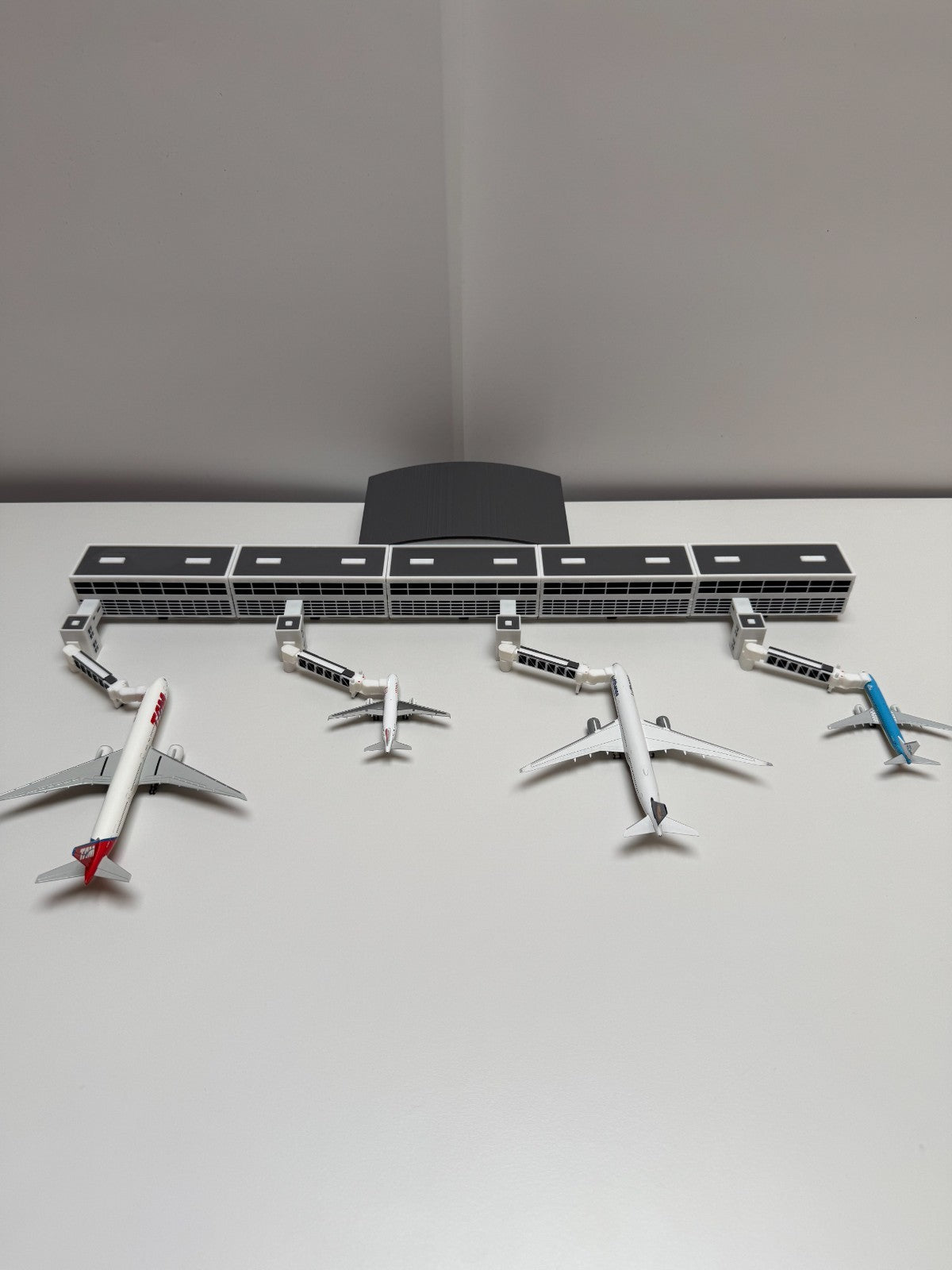 für Herpa Wings 1:500 Terminal Flughafen Airport with Jet bridges Set