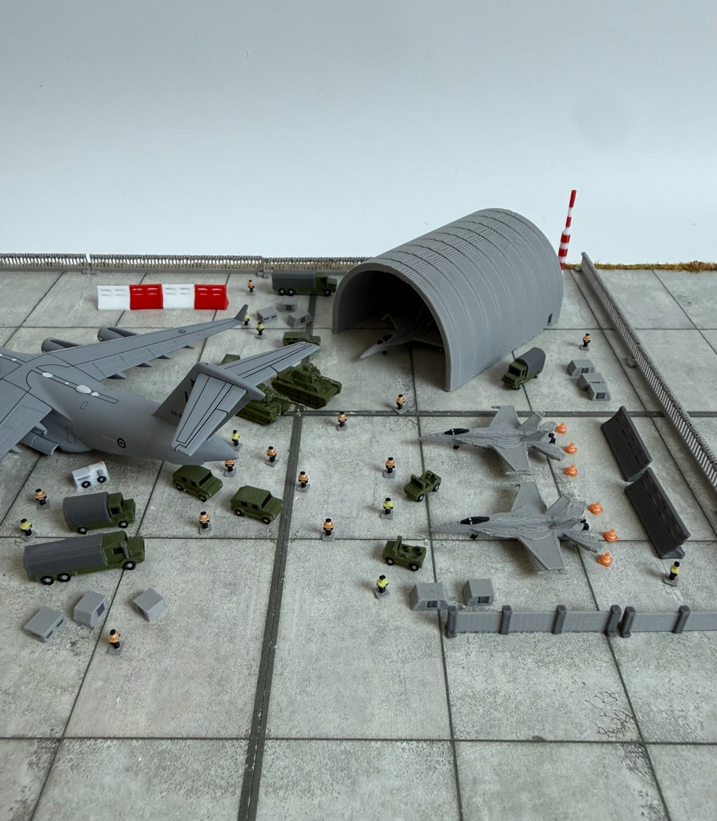 für Herpa Wings 1:500 /  1:400 12x Military vehicles Militär SWAT GSE / Airport