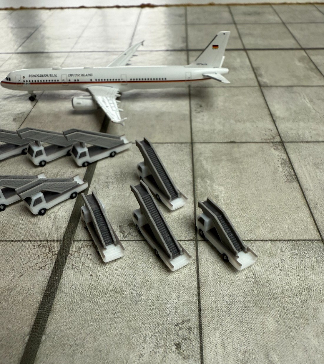 für Herpa Wings 1:500 / 1:400 10x Fluggasttreppen Stairs Set GSE / Airport